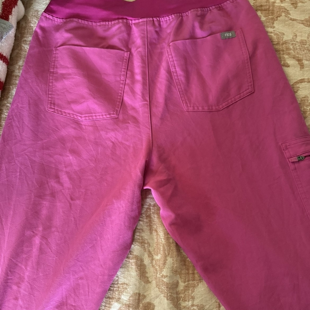 Figs Pink Scrub Top And Joggers. Joggers Size Medium Top Size Large - Picture 3 of 5